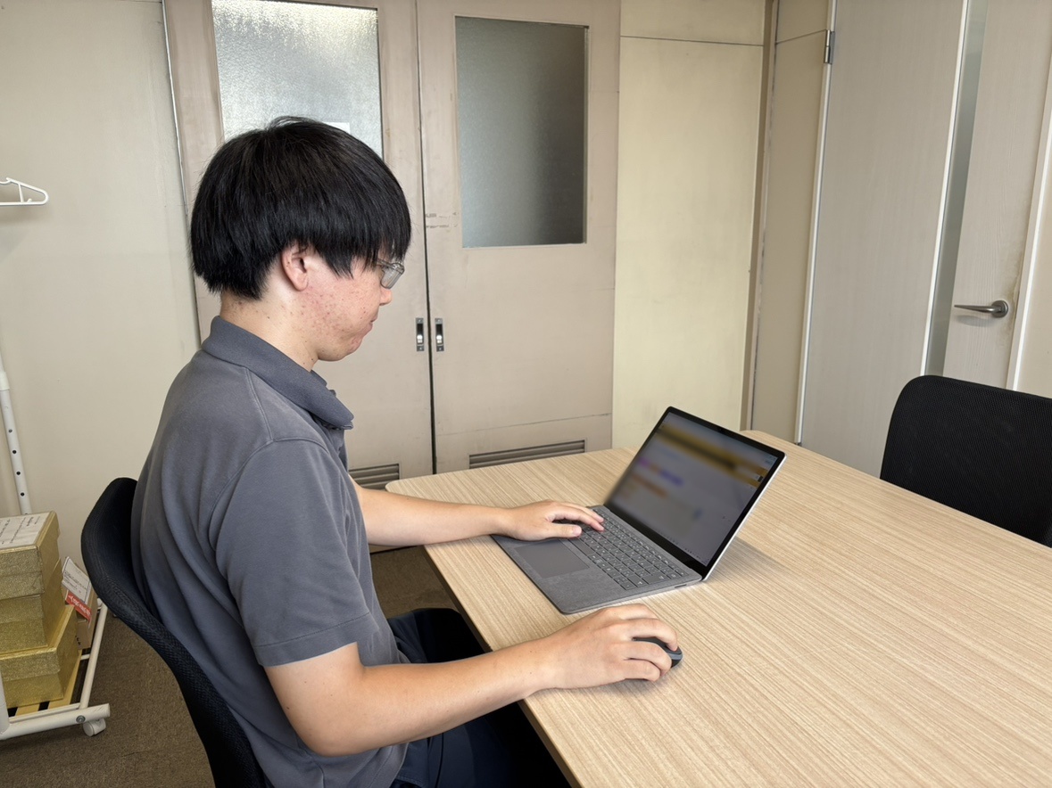 刷新した基幹システムを操作する中尾さま